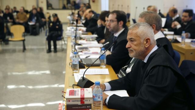 El presidente de Ausbanc, Luis Pineda (d), durante el juicio que se celebra en la Audiencia Nacional