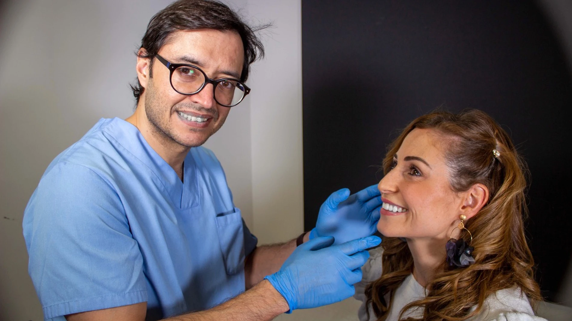 El doctor Joel Joshi Otero en su consulta en el área de Facial Contouring en el Hospital Recoletas Burgos