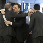Torra saluda a Oriol Junqueras, quien abandonó la prisión para acudir a la comisión de investigación en el Parlament / MIQUEL GONZÁLEZ