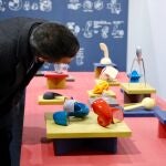 Un visitante de Madrid Design se detiene ante la propuesta de Juli Capella