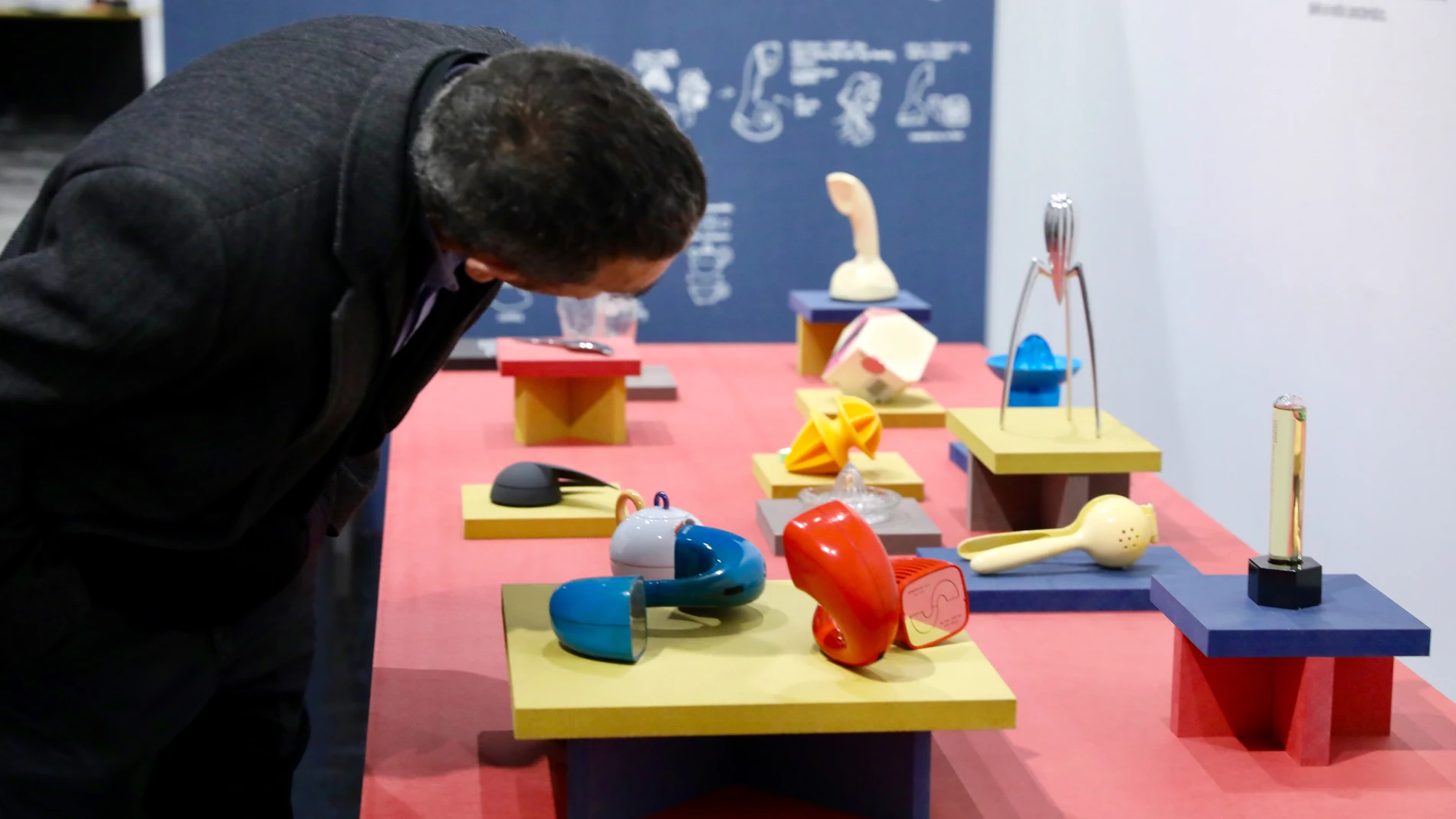 Un visitante de Madrid Design se detiene ante la propuesta de Juli Capella
