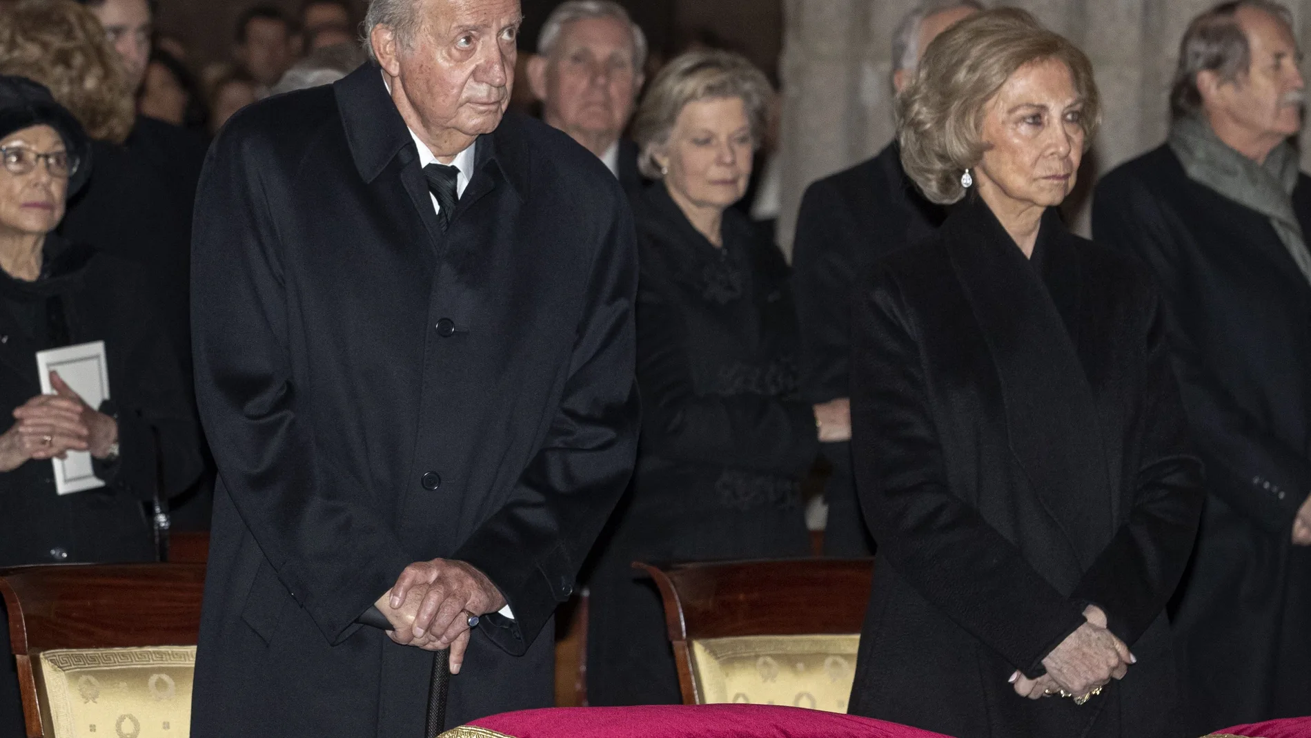 Los reyes eméritos don Juan Carlos y doña Sofía, en la basílica del Real Monasterio de San Lorenzo de El Escorial donde asistieron al funeral por la infanta Pilar de Borbón.