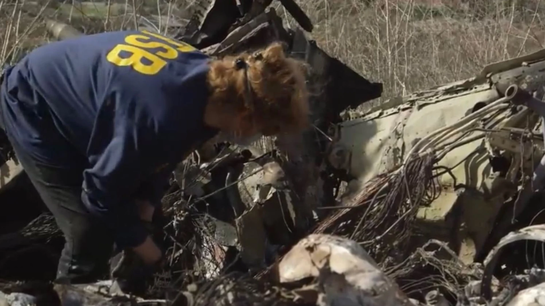 Una inspectora de la NTSB trabaja junto a los restos del helicóptero en el que murió Kobe Bryant29/01/2020 ONLY FOR USE IN SPAIN