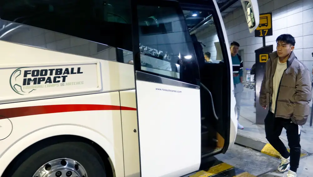 Llegada al aeropuerto de Málaga del equipo de fútbol chino de Wuhan, 'zona cero' del coronavirus, para hacer la pretemporadaMLG 29-01-2020.-Llegada de los jugadores de fútbol del Wuhan Zall al aeropuerto de Málaga, Los jugadores superaron el periodo de incubación y no presentan ninguna sintomatología del coronavirus, en la imagen el autobús de dicho equipo.-ÁLEX ZEA.Álex Zea / Europa Press29/01/2020