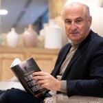 Fernando Benzo ha presentado su nueva novela «Nunca fuimos héroes» de la editorial Planeta. Un libro que cuenta la vida de los policías que lucharon contra el terrorismo en España