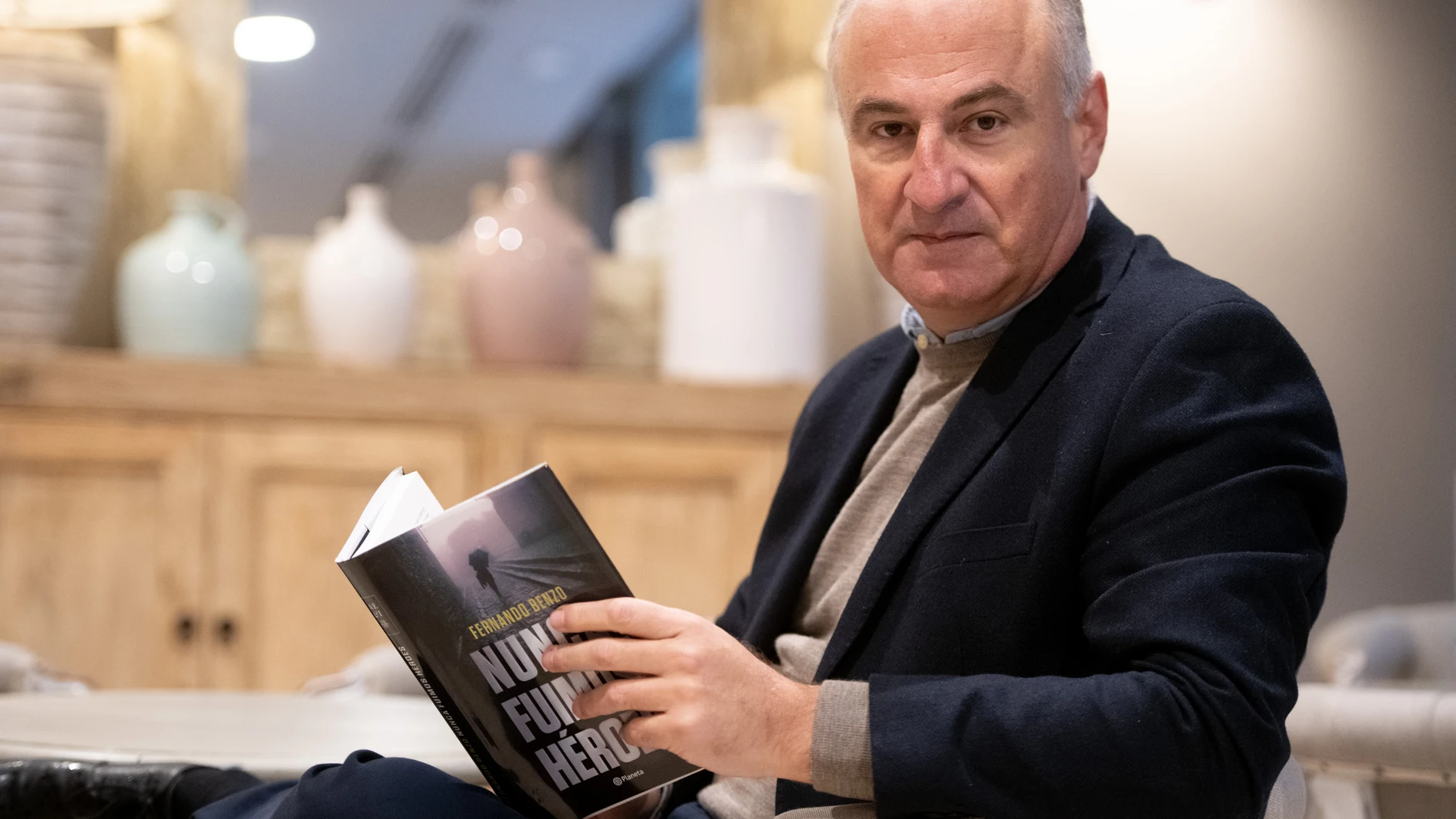 Fernando Benzo ha presentado su nueva novela «Nunca fuimos héroes» de la editorial Planeta. Un libro que cuenta la vida de los policías que lucharon contra el terrorismo en España