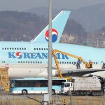 Un avión de Korean Air siendo desinfectado tras evacuar a ciudadanos de la ciudad de Wuhan, epicentro del coronavirus