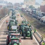 Caravana de tractores de los olivareros que cortaron el pasado jueves las principales carreteras de Jaén