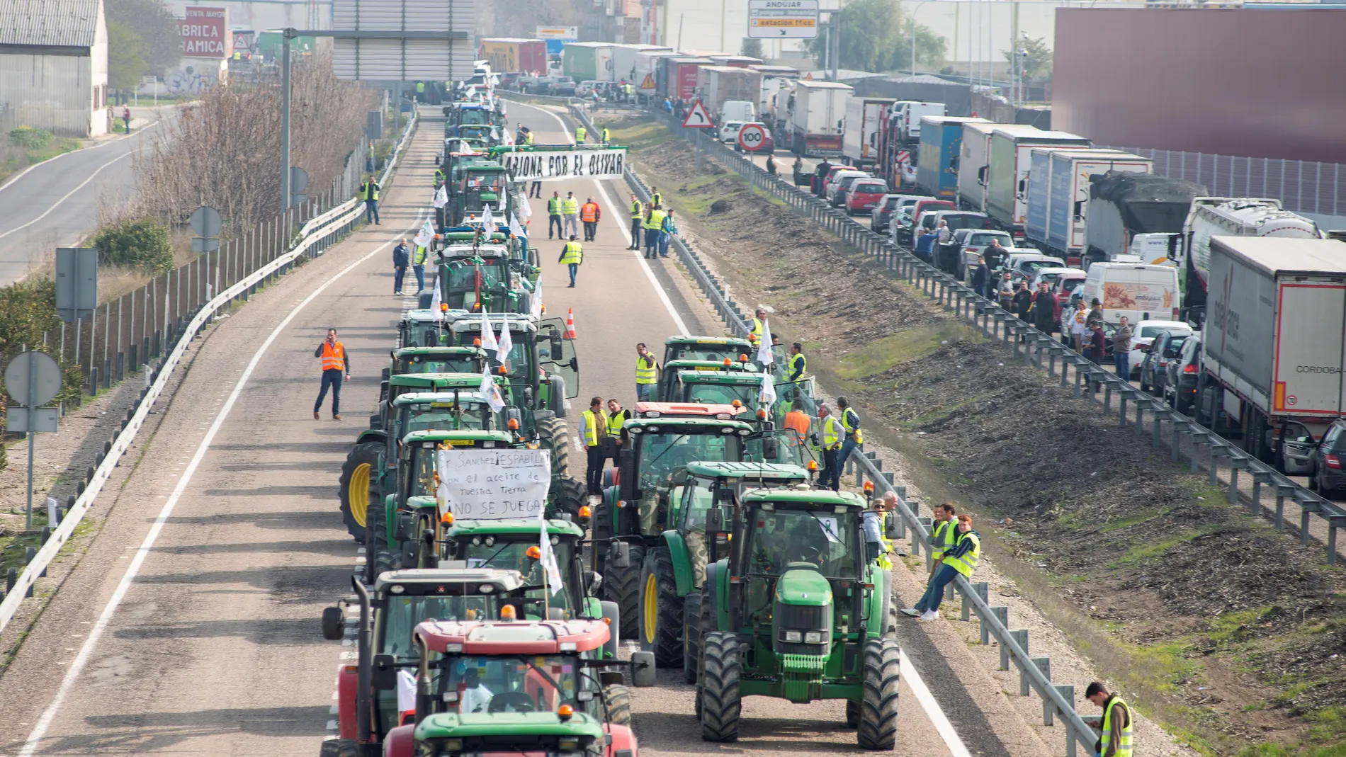 Los olivareros cortan las principales carreteras de la provincia de Jaén