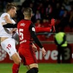 El jugador del Sevilla De Jong (i) pelea un balón con Odei, del Mirandés, durante el partido de octavos de final de la Copa del Rey que disputan esta noche en Miranda de Ebro. EFE/Santi Otero