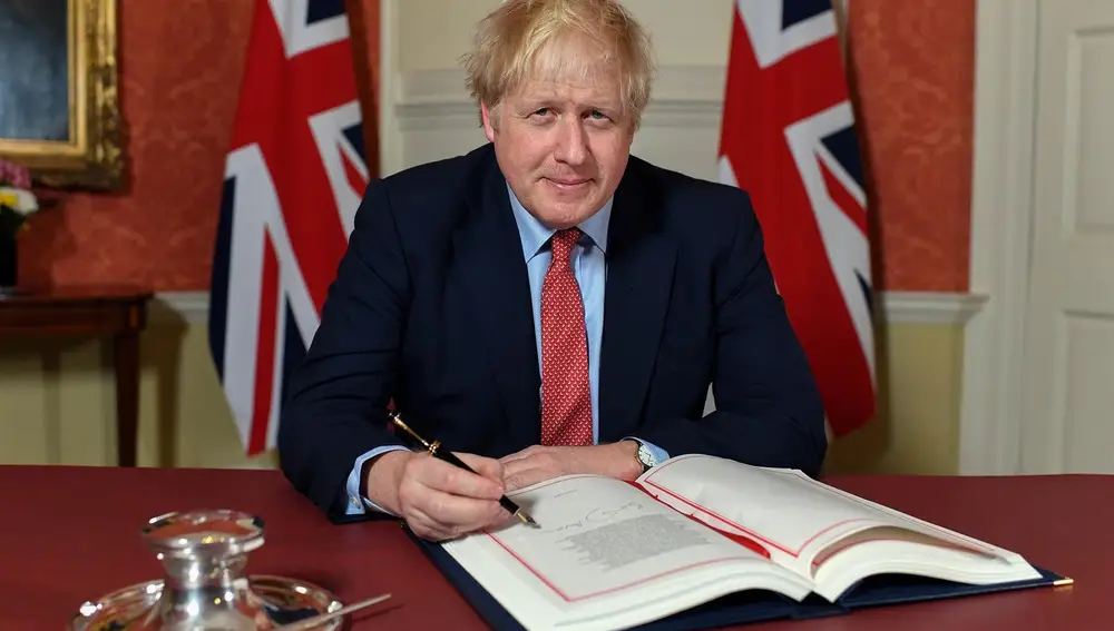 Con su rúbrica, el primer ministro pone fin por parte británica a la relación de casi medio siglo con los Veintisiete. Paso previo para comenzar las negociaciones de la relación futura
