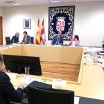 Luis Fuentes, presidente del Parlamento autonómico, preside la Mesa de las Cortes y la Junta de Portavoces celebrada ayer para preparar el Pleno de la semana que viene