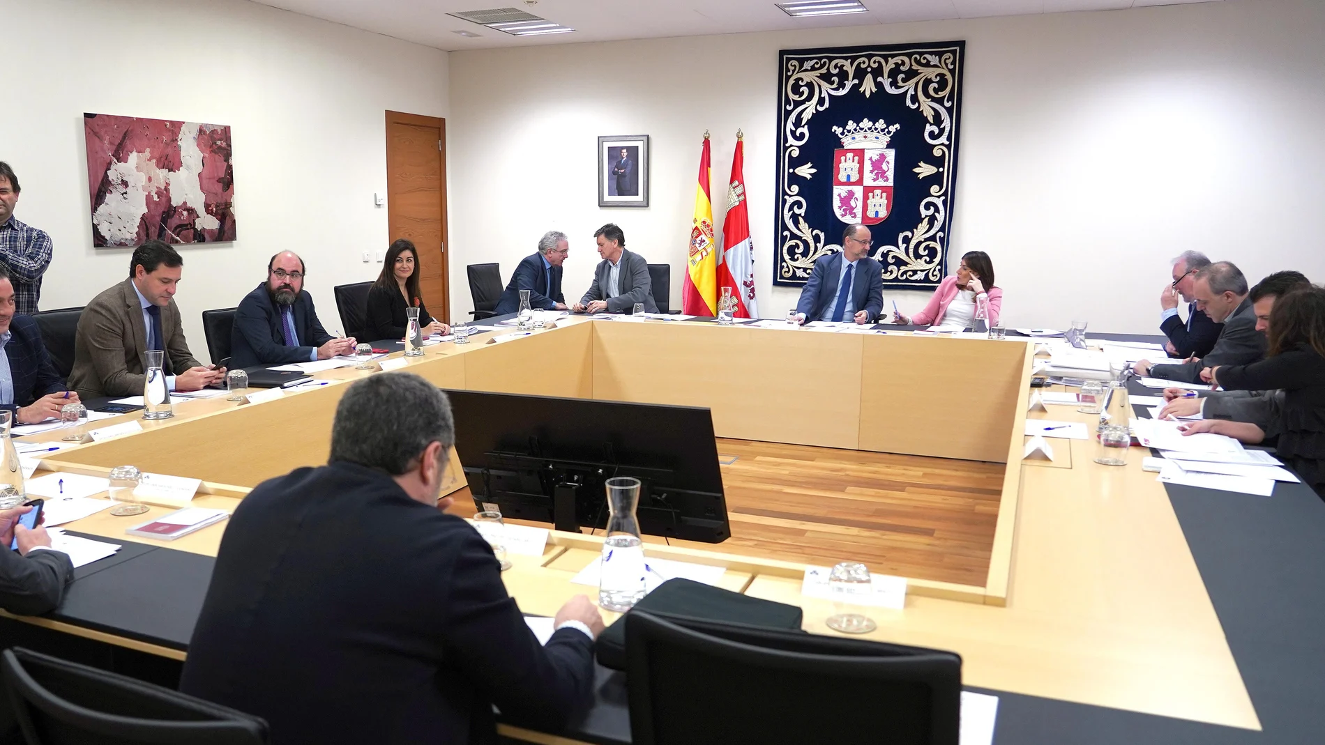 Luis Fuentes, presidente del Parlamento autonómico, preside la Mesa de las Cortes y la Junta de Portavoces celebrada ayer para preparar el Pleno de la semana que viene