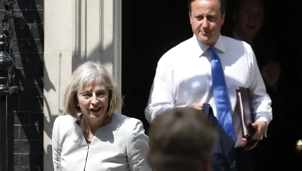 En enero de 2013, el primer ministro David Cameron, anuncia su intención de convocar un referéndum sobre la pertenencia a la UE si su partido ganaba las elecciones. En la imagen, Cameron sale de Downing Street con la entonces su ministra de Interior, Theresa May