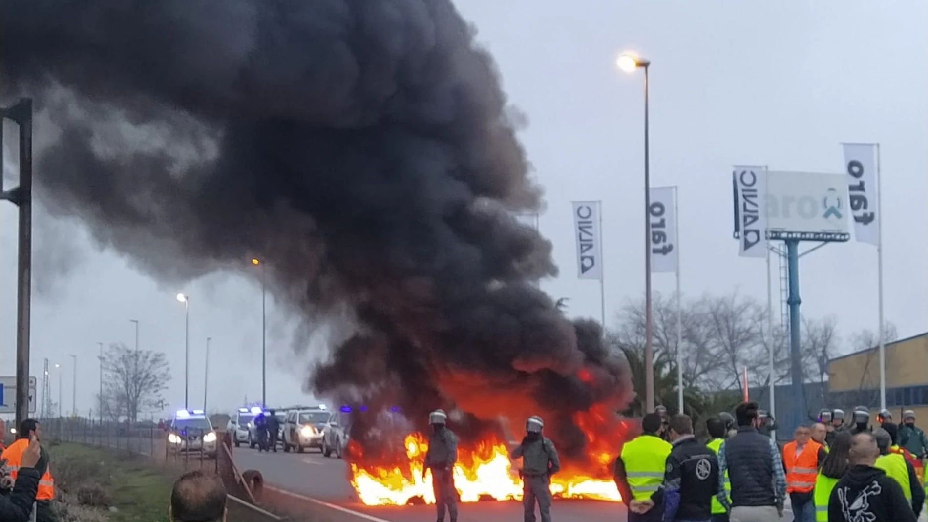 Jaén.- Olivareros cortan la A-4 en La Carolina y queman neumáticos para protestar por los bajos precios