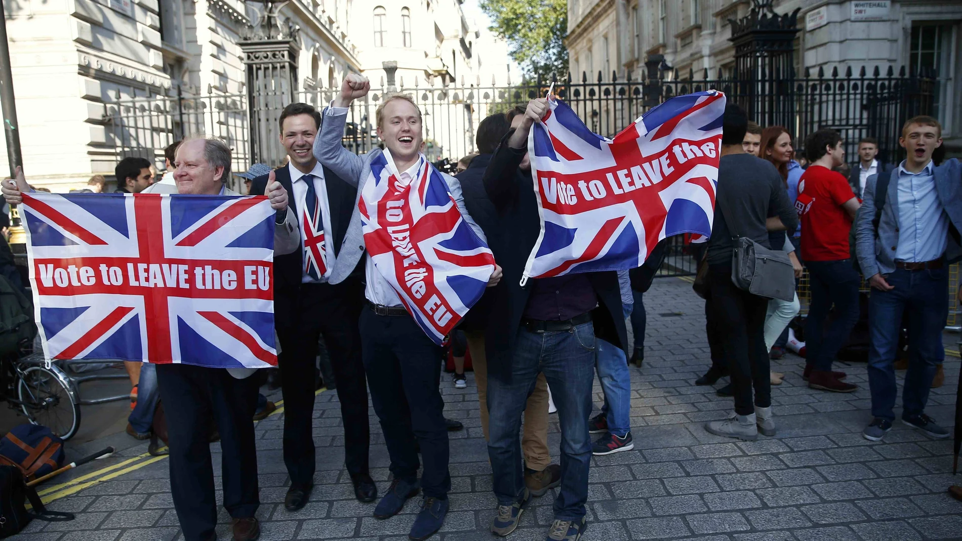 Defensores de la salida de la Unión Europea celebran el resultado del referéndum de 2016 a las puertas de Downing Street