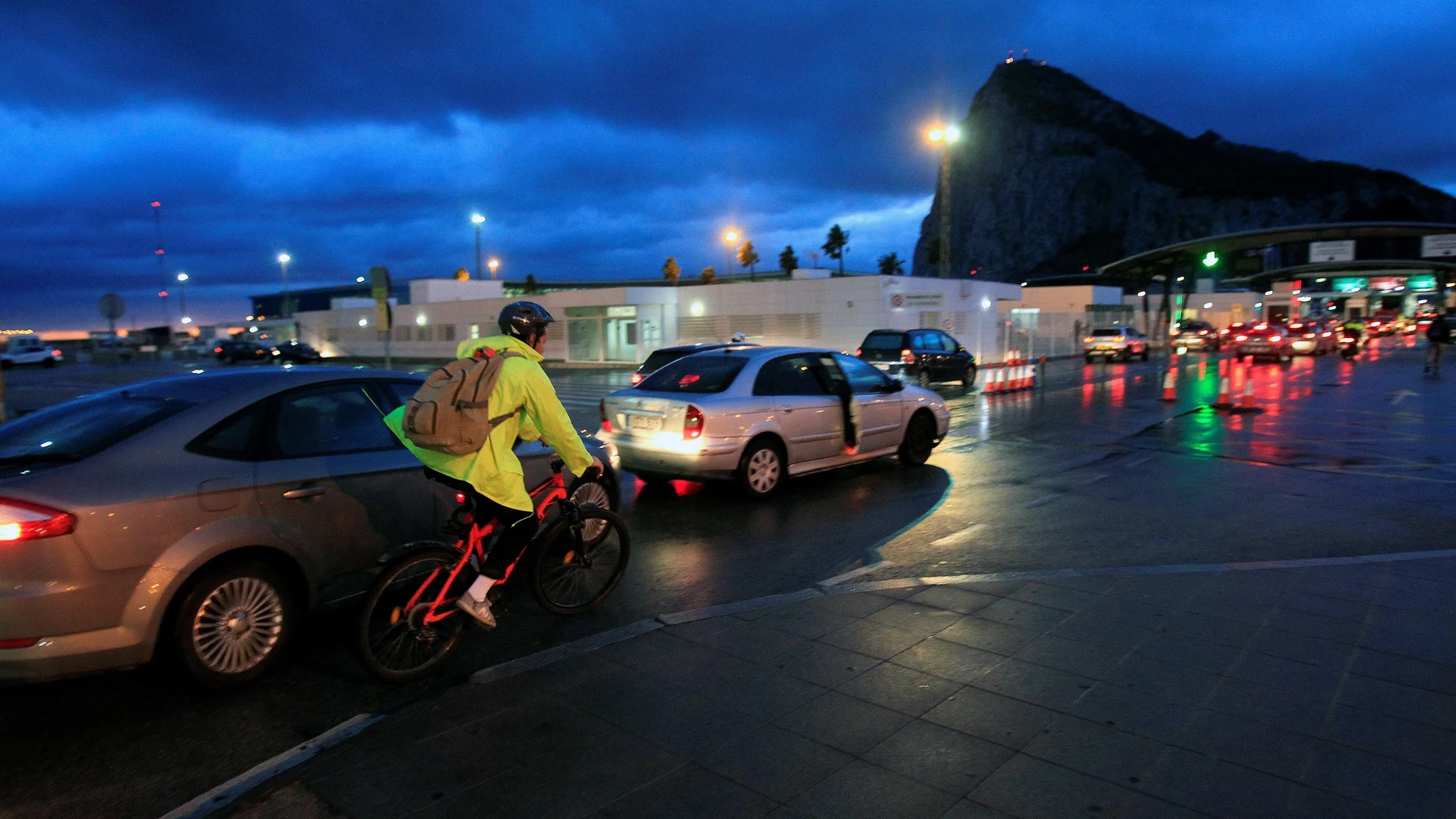 Trabajadores españoles cruzan la frontera de Gibraltar para trabajar en el Peñón
