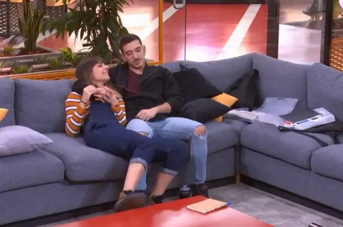 Cómo te sientas en el sofá dice mucho de vuestra relación de pareja