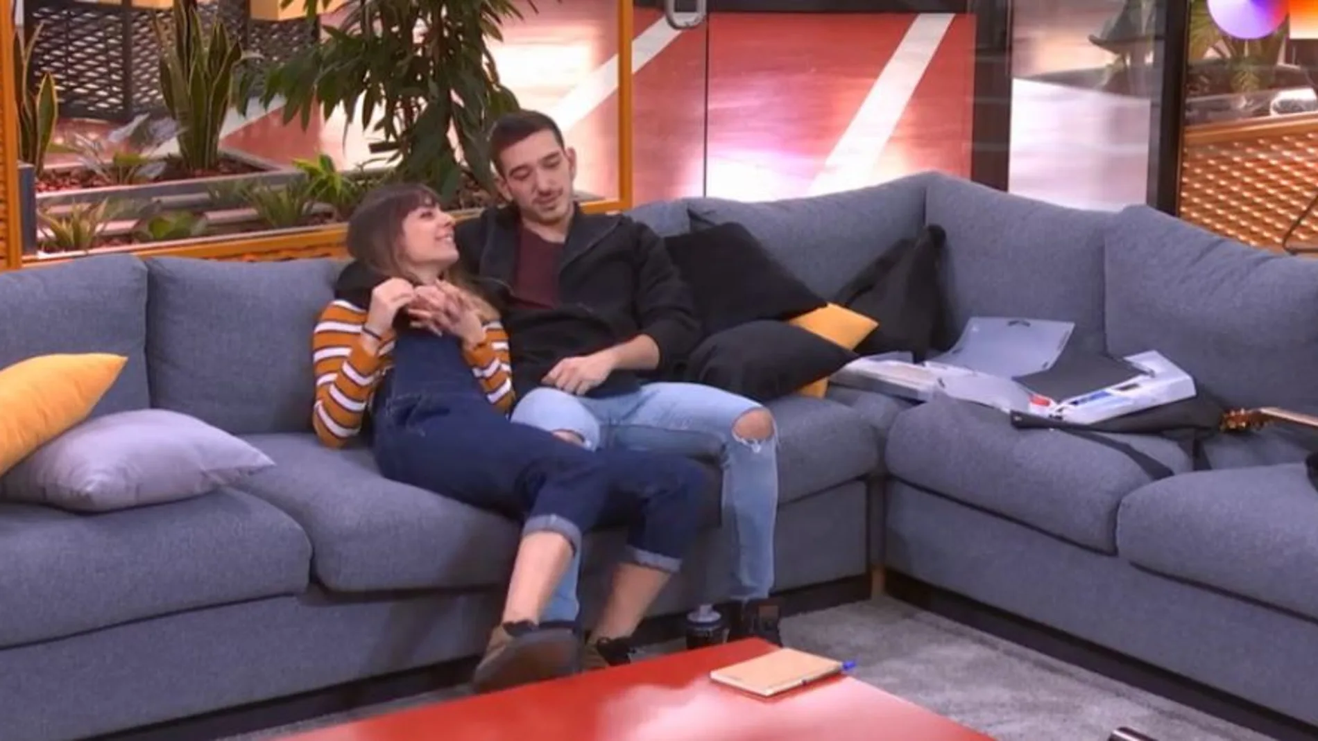 Bruno y Maialen abrazados en el sofá en 'OT 2020'