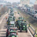 Centenares de tractores cortaron ayer las principales carreteras de Jaén en protesta por los bajos precios del aceite de oliva