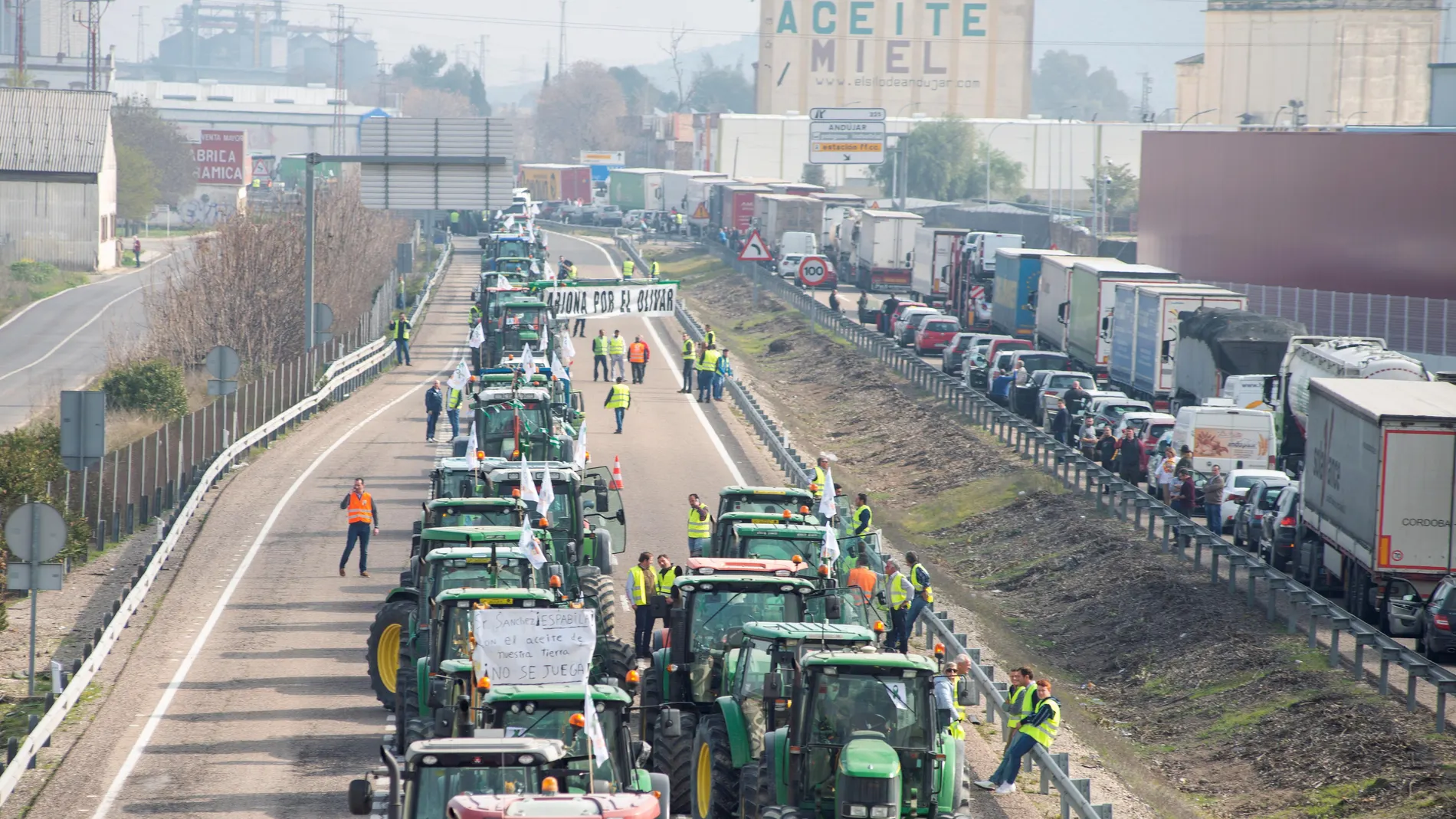 Los olivareros cortan las principales carreteras de la provincia de Jaén
