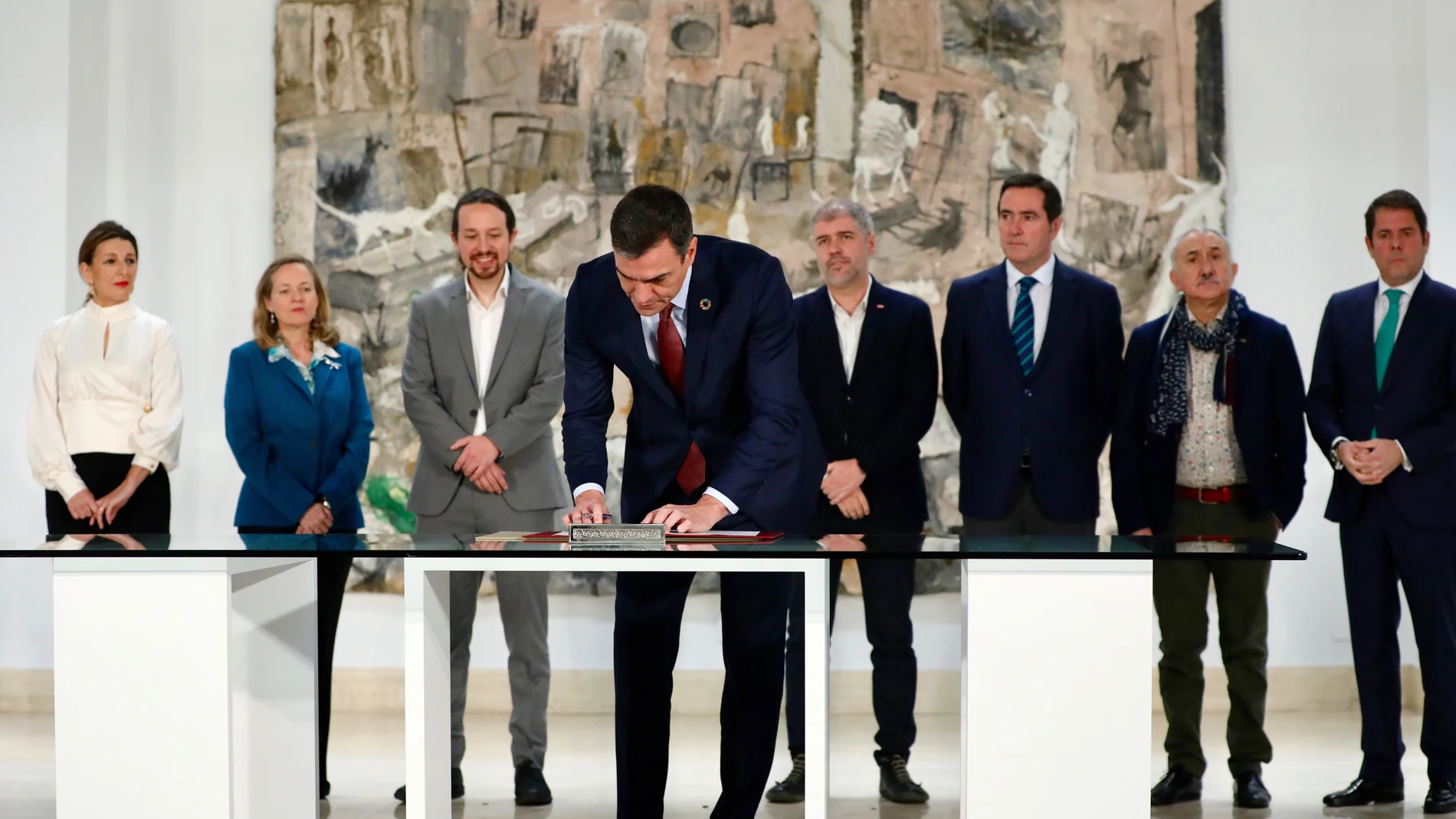 Pedro Sánchez durante la firma del acuerdo con los Agentes Sociales para subir el salario mínimo interprofesional hasta los 950 euros.