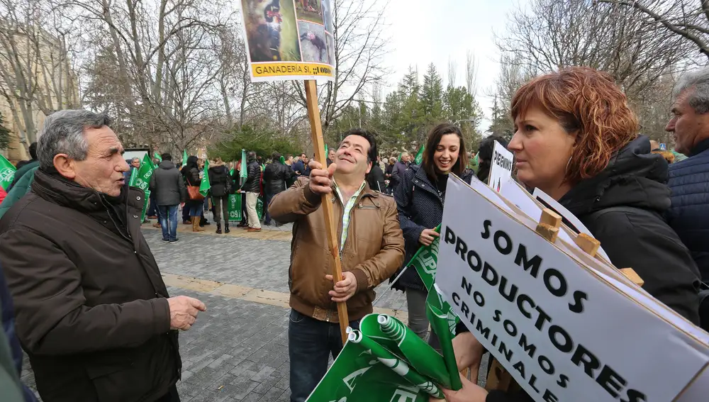 Manifestación de Asaja, UPA y COAG por el futuro del sector agrícolaManifestación en defensa del trabajo de todos los agricultores y ganaderos de la provincia. Una movilización convocada de forma conjunta por Asaja, UPA y COAG, que apoya el PP