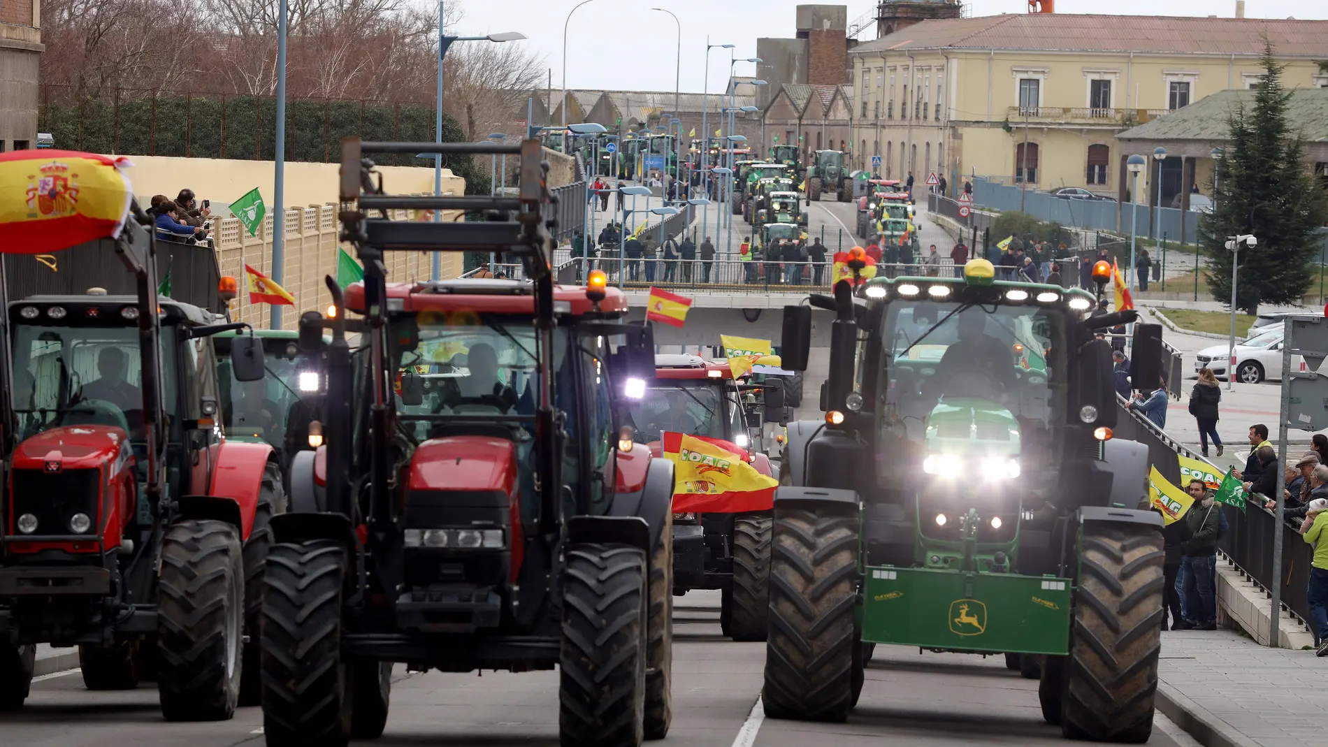 Cerca de 2.000 agricultores con trescientos tractores protestan en Salamanca