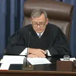 John Roberts, el presidente del Tribunal Supremo de Estados Unidos, preside el juicio político al presidente Trump