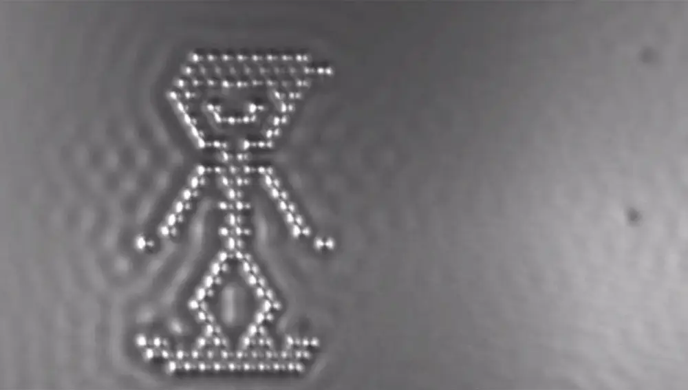 Fotograma del corto realizado por IBM. Cada uno de los circulos es un átomo individual.