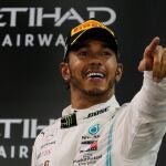 Lewis Hamilton, en el podio del circuito de Abu Dhabi