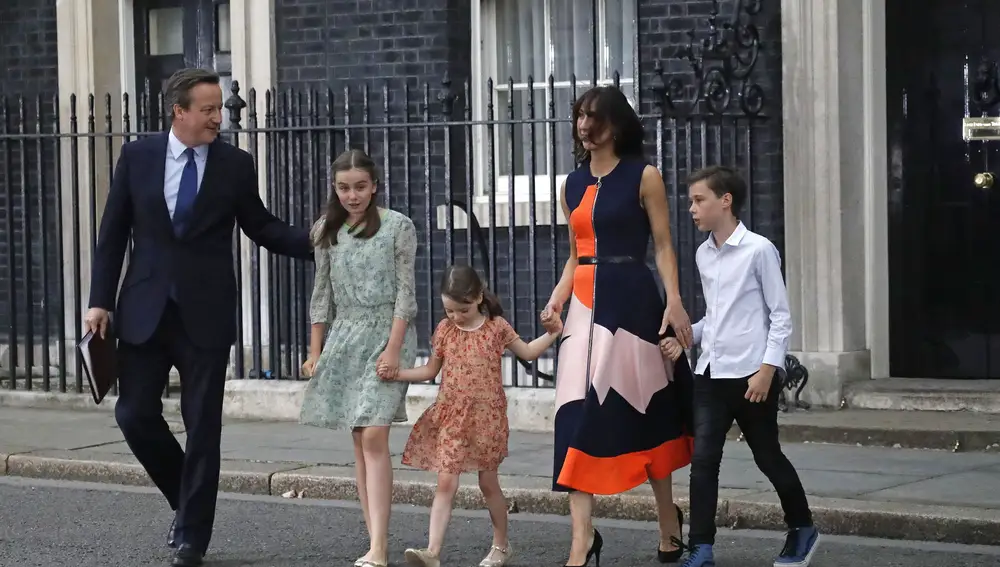 El 13 de julio de 2016, poco antes de presentar su dimisión a la reina Isabel II, David Cameron, su mujer Samantha y sus hijos salen de la residencia oficial en el número 10 de Downing Street