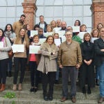 La delegada de Empleo, María del Mar Rull, posa junto a los alumnos-trabajadores de El Pedroso