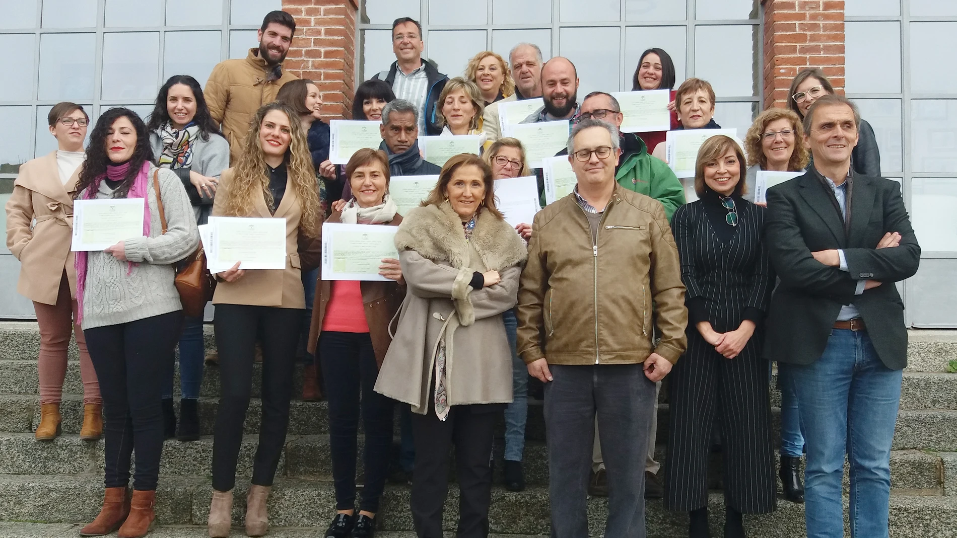 La delegada de Empleo, María del Mar Rull, posa junto a los alumnos-trabajadores de El Pedroso