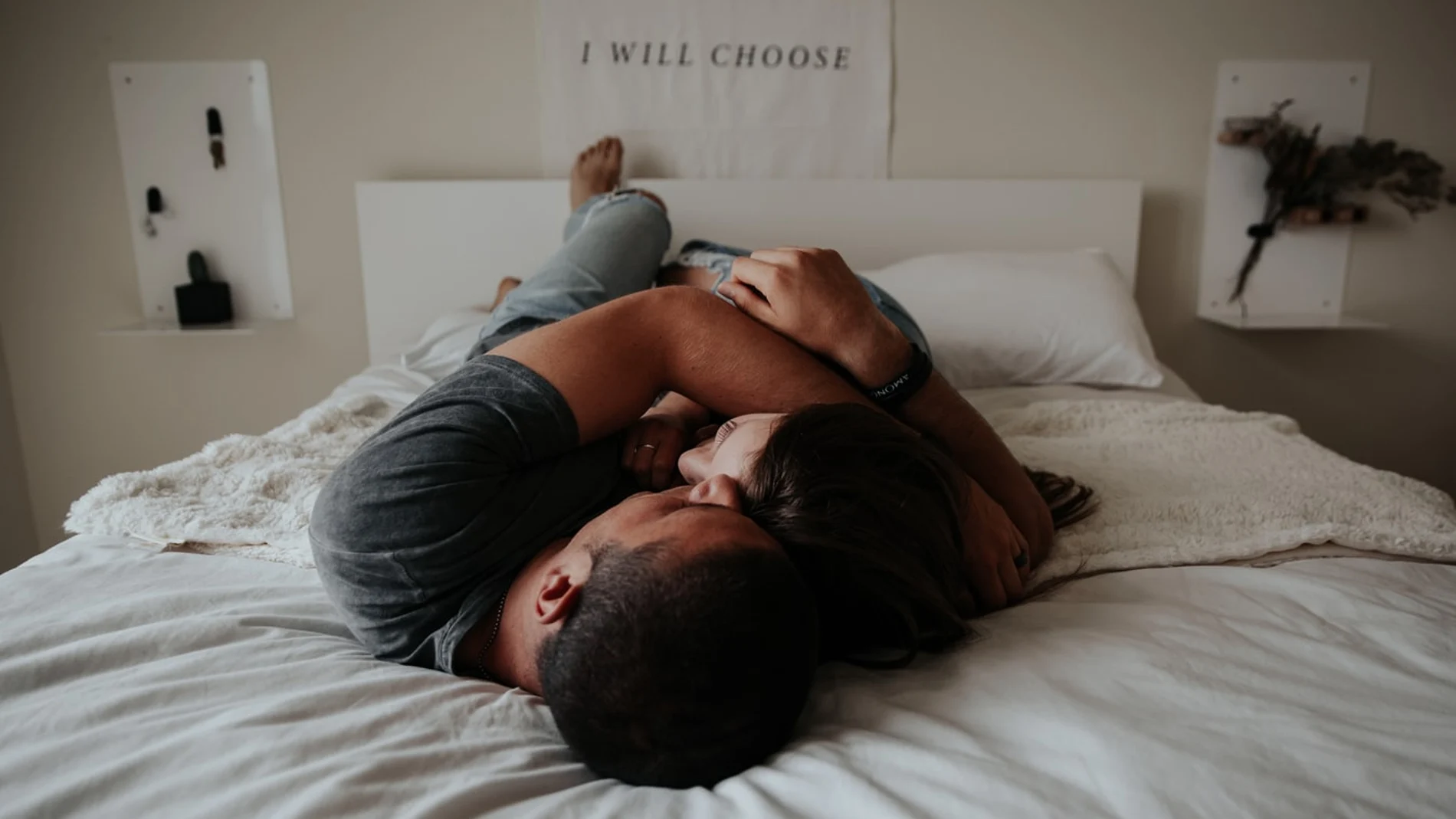 Dos personas se abrazan cariñosamente en una cama
