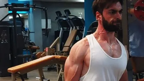 Zeus Tous, presume de músculos en su perfil de Whatsapp