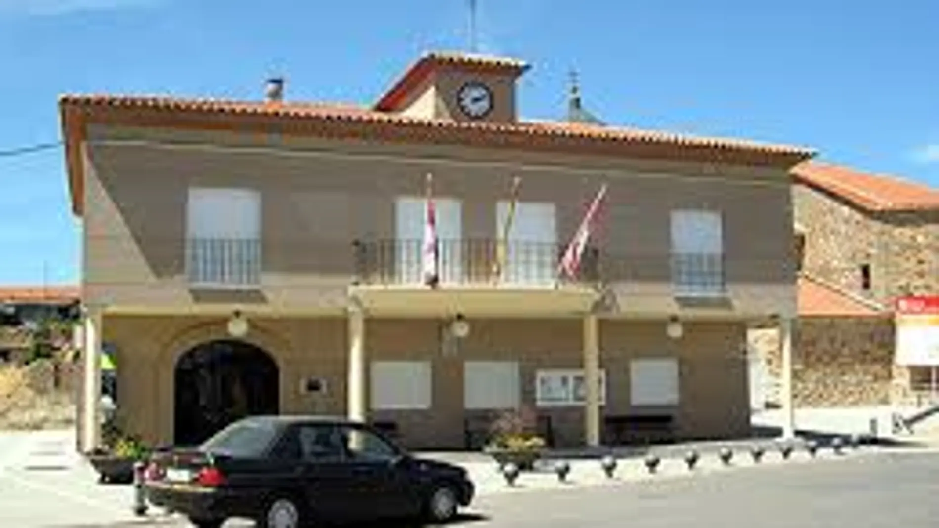 Exterior del ayuntamiento de Manganeses de la Polvorosa, en Zamora