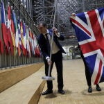 La Union Jack deja de permanecer junto al resto de banderas de los Veintisiete. EFE/EPA/OLIVIER HOSLET