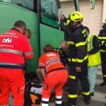 Rescate de una mujer atropellada por un autobús en Cádiz