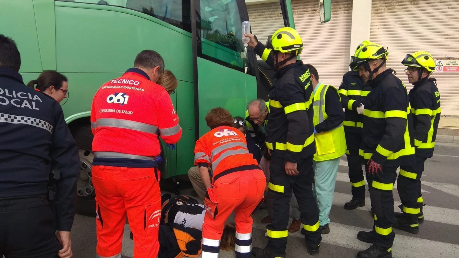 Cádiz.-Sucesos.- Atropellada una mujer por un autobús cuando iba en patinete por el carril bici