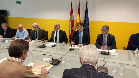 Fernández Mañueco (centro) en la reunión del grupo de trabajo sobre bienestar animal en SalamancaEUROPA PRESS31/01/2020