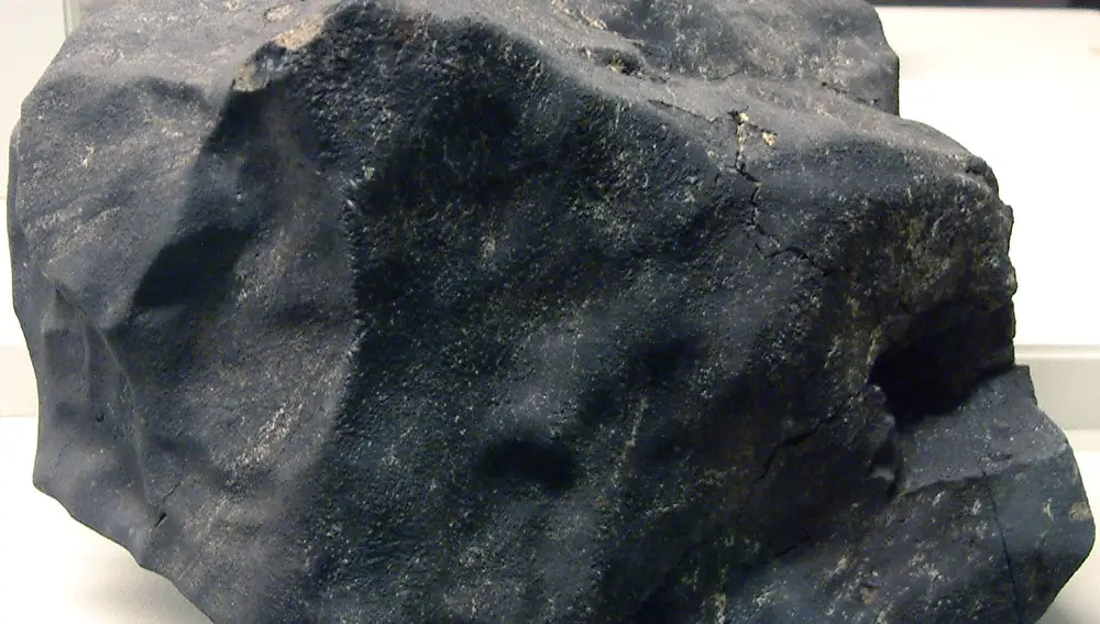 Una condrita carbonácea, el tipo de material rocoso y rico en carbono en el que podrían haber llegado a la Tierra los diamantes carbonados.