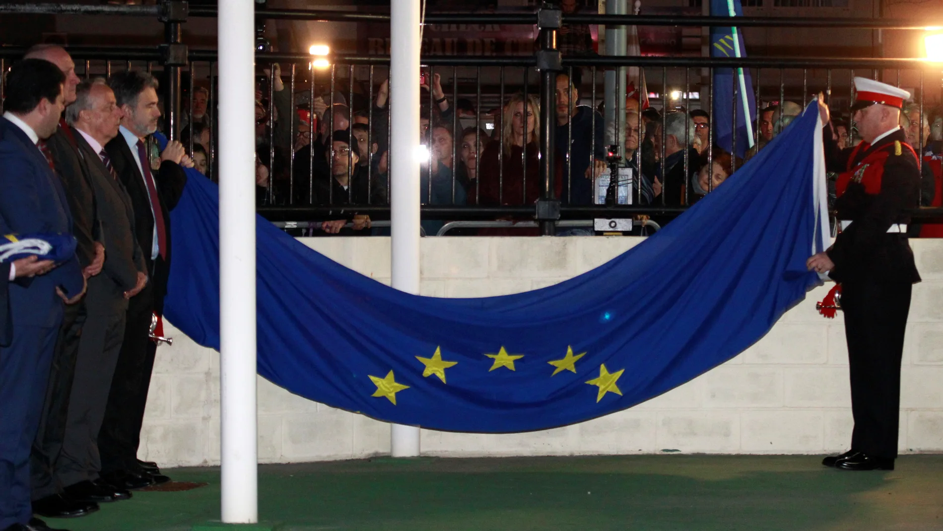 Bajada de la bandera de la Unión Europea en Gibraltar