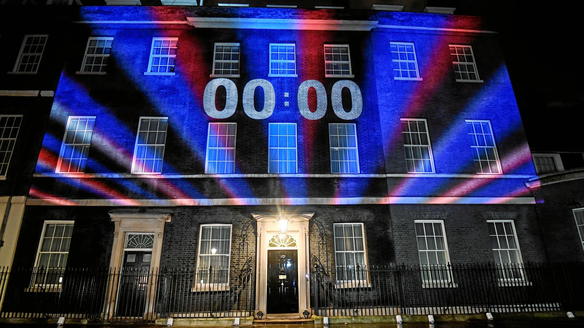 La fachada de Downing Street con un reloj marcando la cuenta atrás justo a las doce de la noche