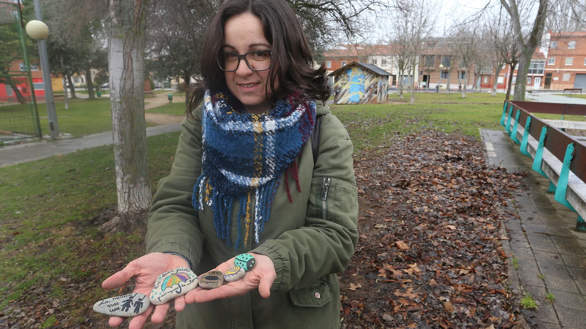 La promotora de la inicativa lúdica Palen-Roc, Irene Canales, muesta las piedras decoradas que esconderá en un parque de la ciudad para que sean encontradas por quien quiera participar en ese juego a traves de las redes sociales