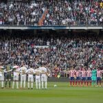 Real Madrid y Atlético, durante el minuto de silencio