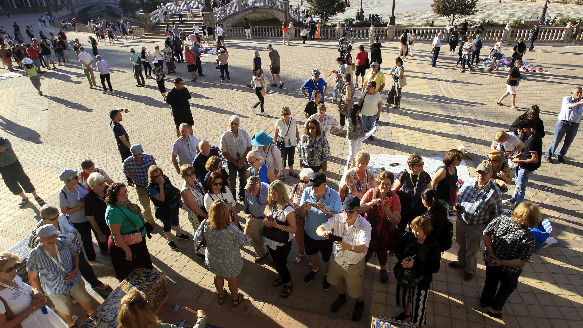 Turistas en la Plaza de España de Sevilla, ciudad que apuesta de forma decidida por implantar la tasa