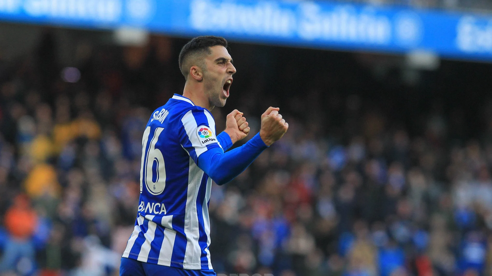 Sabin Merino celebra un gol con el Depor