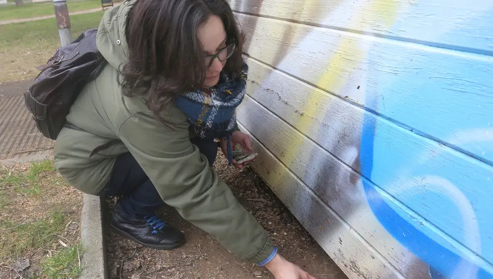 La promotora de la inicativa lúdica Palen-Roc, Irene Canales,esconde piedras decoradas en un parque de la ciudad para que sean encontradas por quien quiera participar en ese juego a traves de la redes