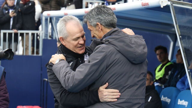 Javier Aguirre, entrenador del Leganés, saluda a Imanol Alguacil, entrenador de la Real Sociedad